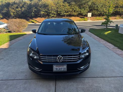 Used 2013 Volkswagen Passat TDI SEL Premium image 2
