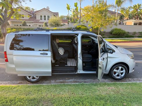 Used 2016 Mercedes-Benz Metris Passenger image 9