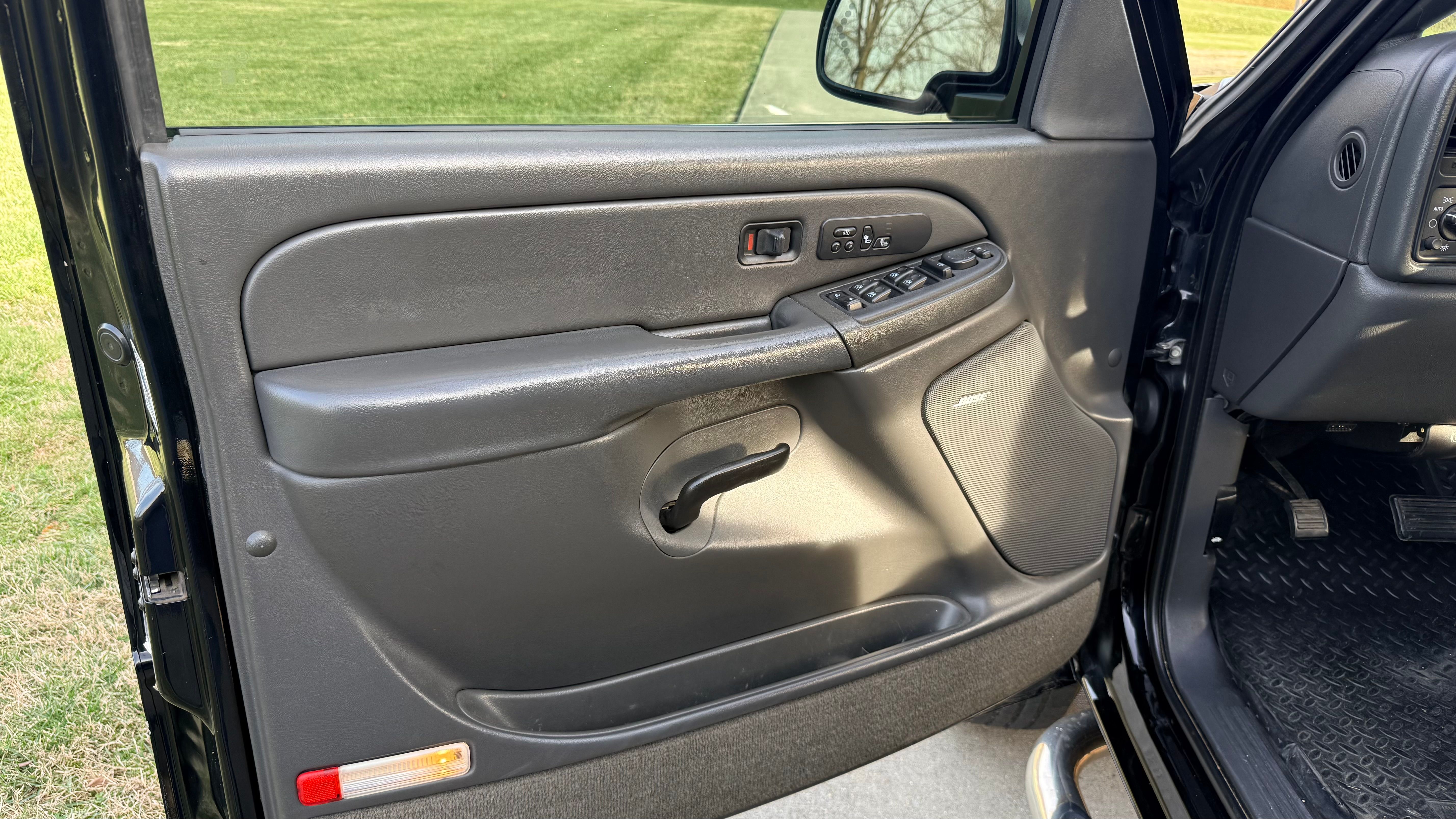 Used 2005 GMC Sierra 2500 SLT w/ Heavy-Duty Power Package AWD/4WD image 19
