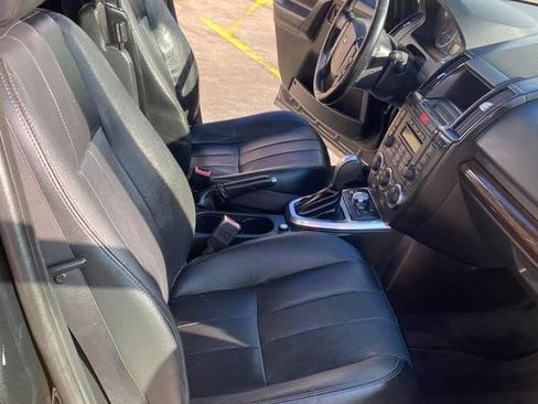 Used 2011 Land Rover LR2 HSE image 4