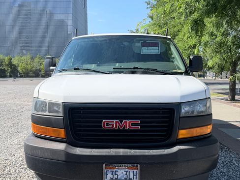 Used 2018 GMC Savana 3500 w/ Driver Convenience Package RWD image 5