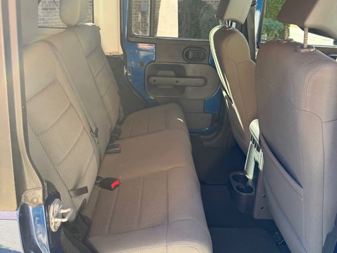 Used 2009 Jeep Wrangler Unlimited Rubicon w/ Dual Top Group image 8