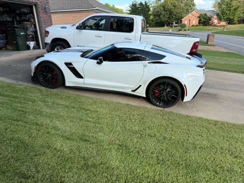 Used 2015 Chevrolet Corvette Z06 w/ 3LZ Preferred Equipment Group image 1