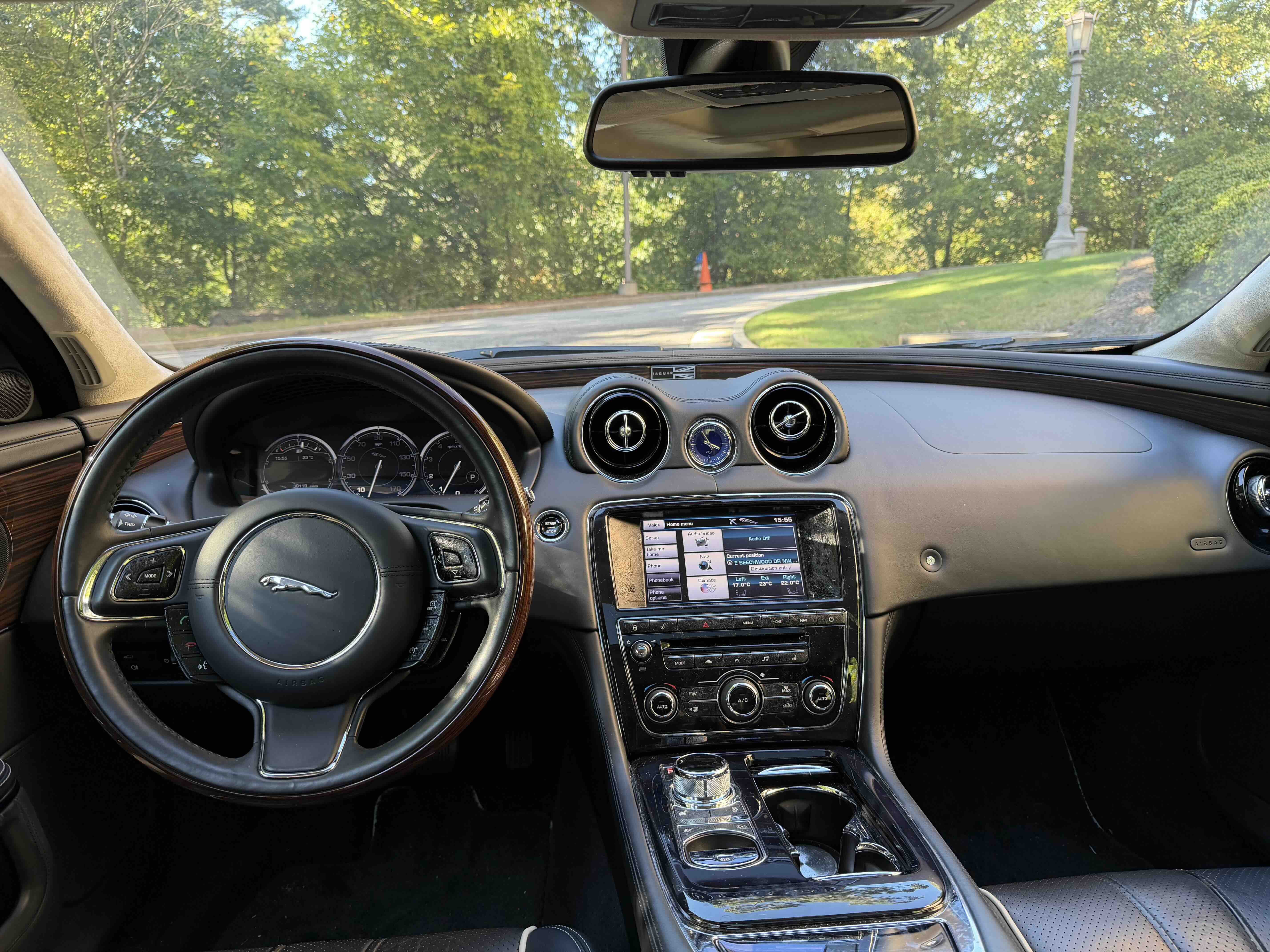 Used 2012 Jaguar XJ L RWD image 11