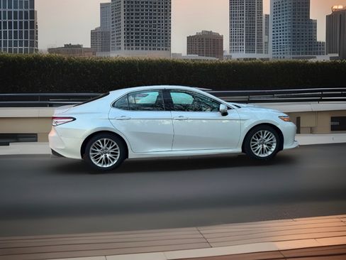 Used 2020 Toyota Camry XLE image 9