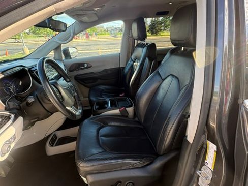 Used 2017 Chrysler Pacifica Touring-L FWD image 11