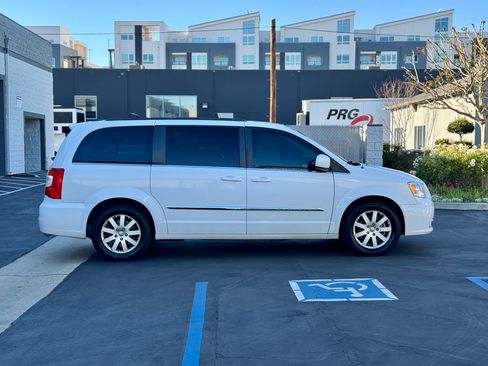 Used 2016 Chrysler Town & Country Touring image 10