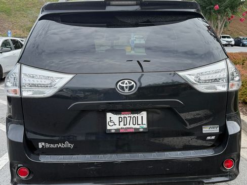Used 2018 Toyota Sienna SE w/ SE Preferred Package FWD image 10