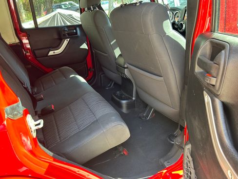 Used 2012 Jeep Wrangler Unlimited Sahara image 14