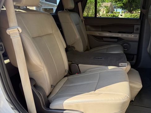 Used 2018 Ford Expedition XLT w/ Equipment Group 202A RWD image 9