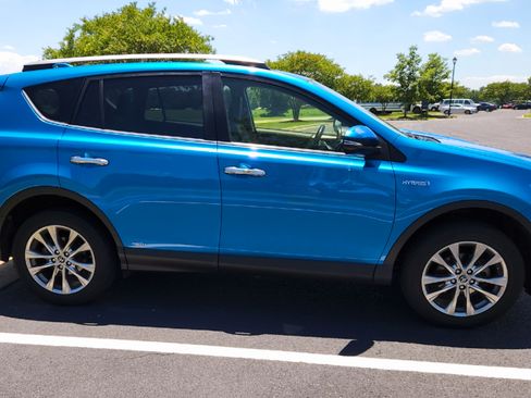 Used 2017 Toyota RAV4 Limited w/ Carpet Mat Package image 5