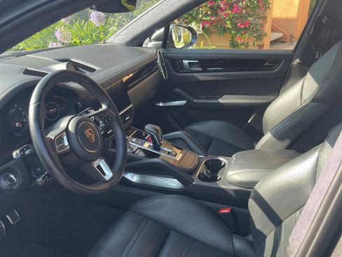 Used 2020 Porsche Cayenne Turbo image 5