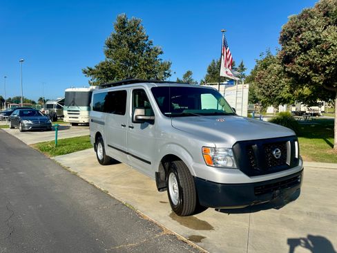 Used 2018 Nissan NV 3500 S image 4