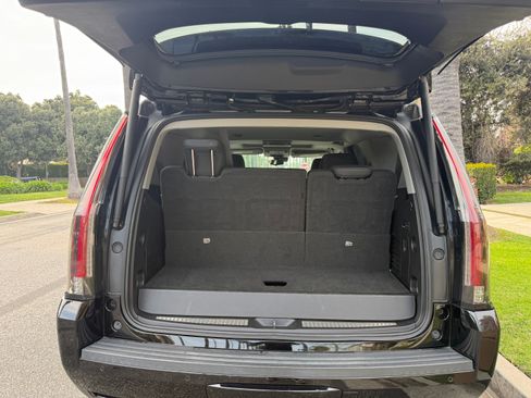 Used 2020 Cadillac Escalade Luxury w/ Escalade Sport Edition image 15