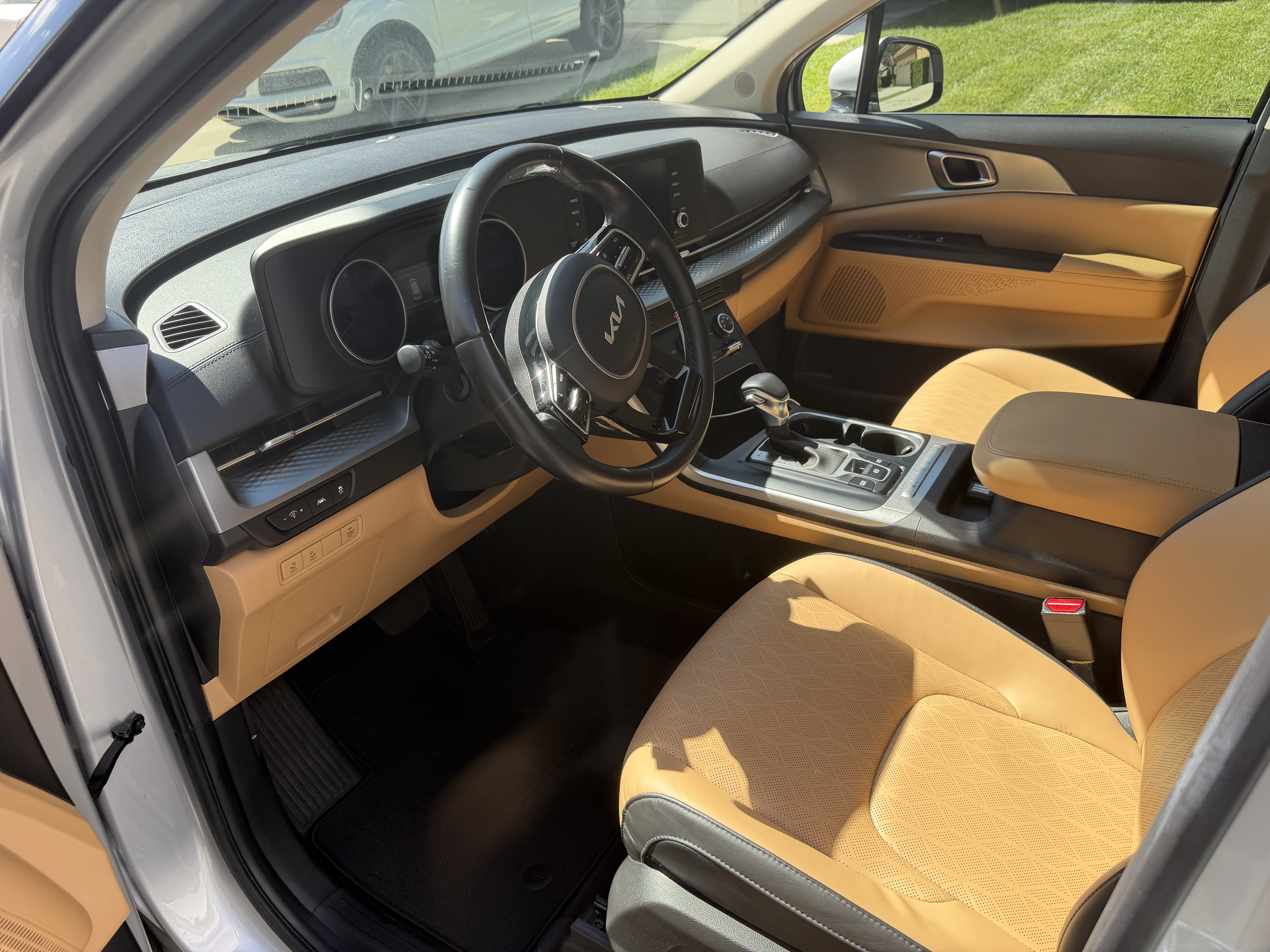 Used 2022 Kia Carnival LX FWD image 6
