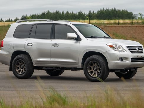 Used 2011 Lexus LX 570 4WD w/ Luxury Pkg image 5