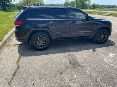 Used 2017 Jeep Grand Cherokee Laredo image 4