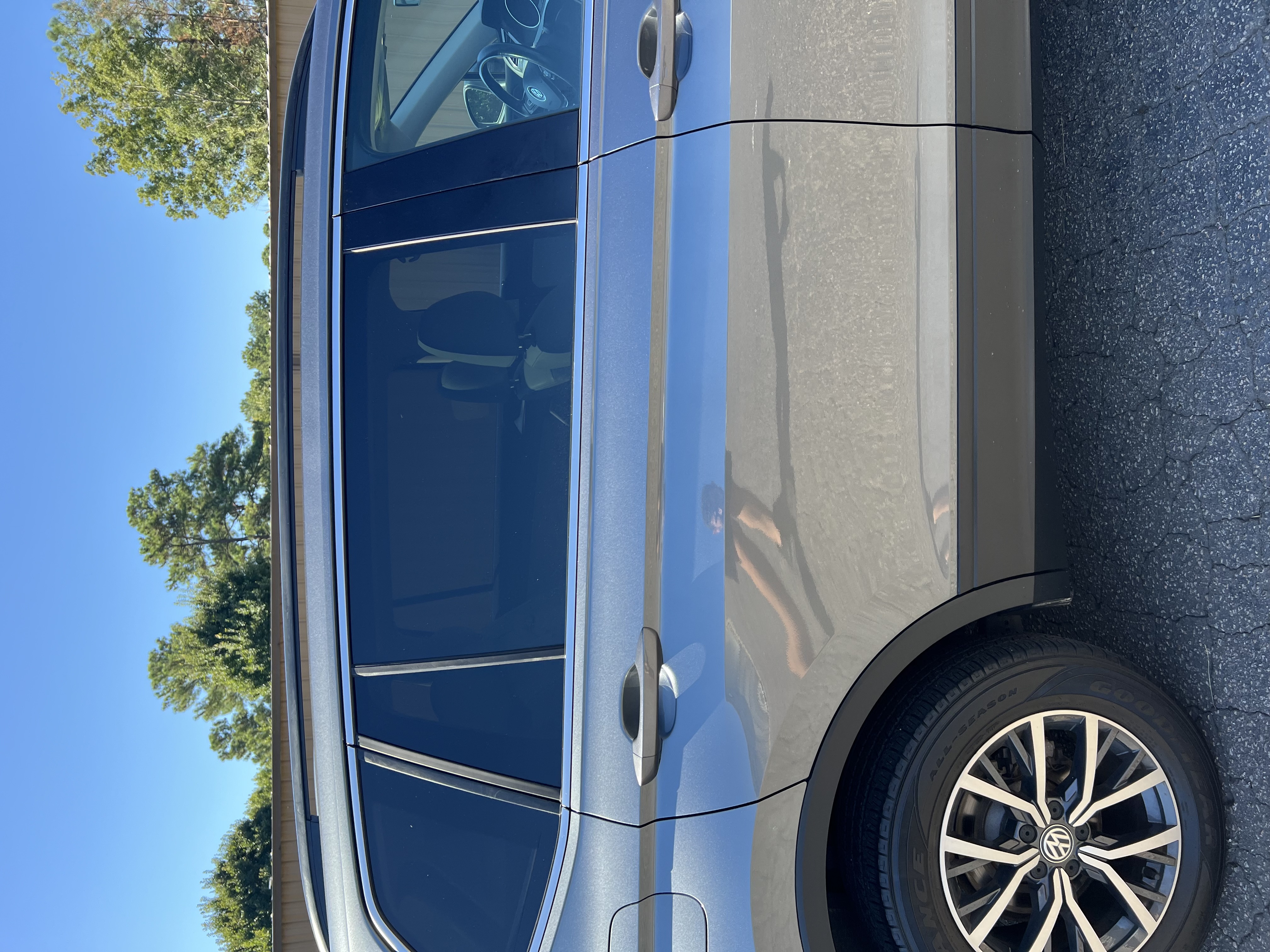 Used 2019 Volkswagen Tiguan SE w/ Panoramic Sunroof Package FWD image 2
