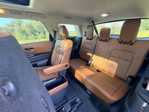 Used 2023 Nissan Pathfinder Platinum AWD/4WD image 15
