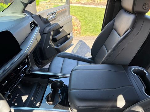 Used 2025 Chevrolet Tahoe Z71 w/ Z71 Off-Road Package AWD/4WD image 18