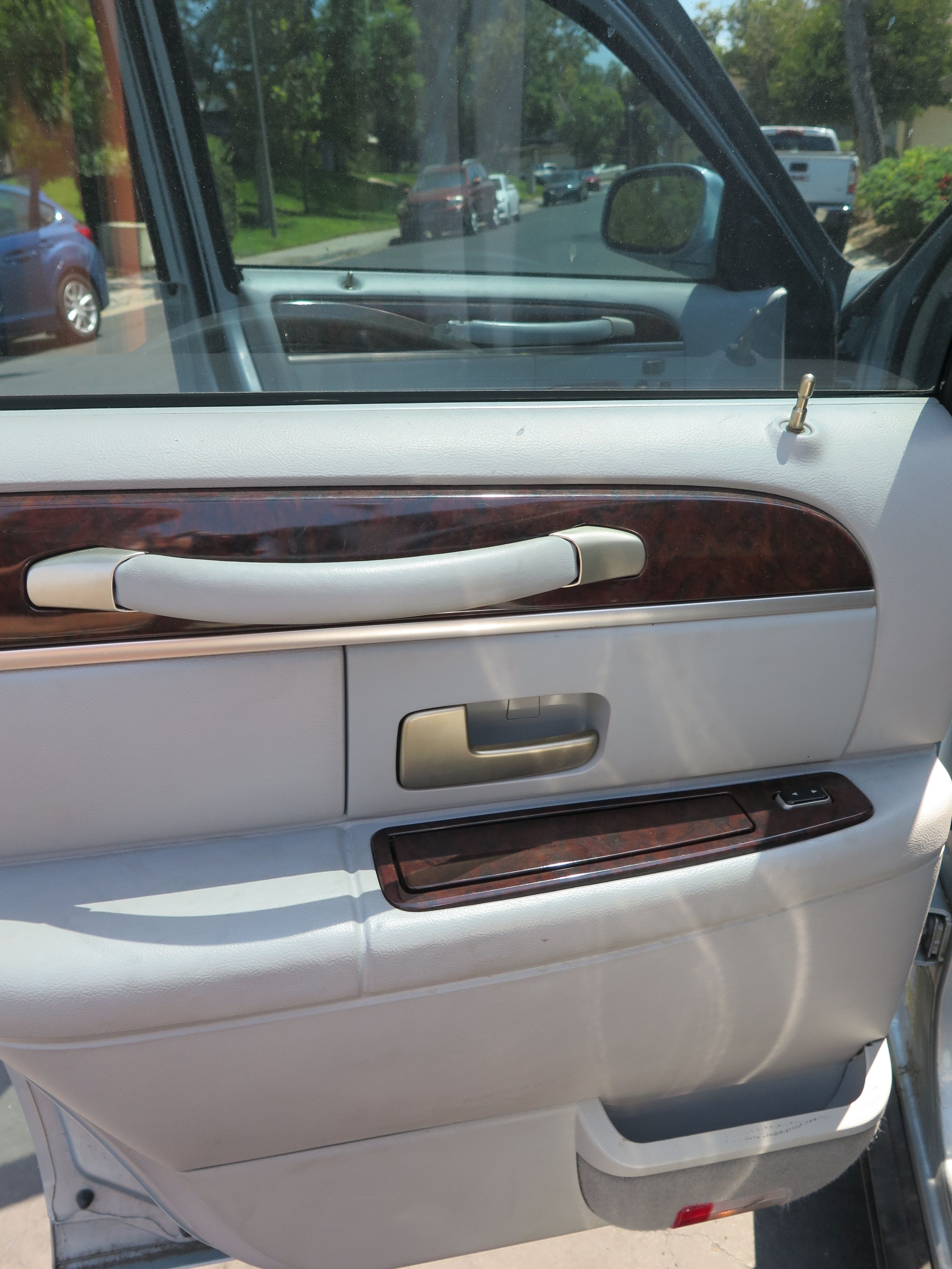 Used 2006 Lincoln Town Car Signature Limited RWD image 5