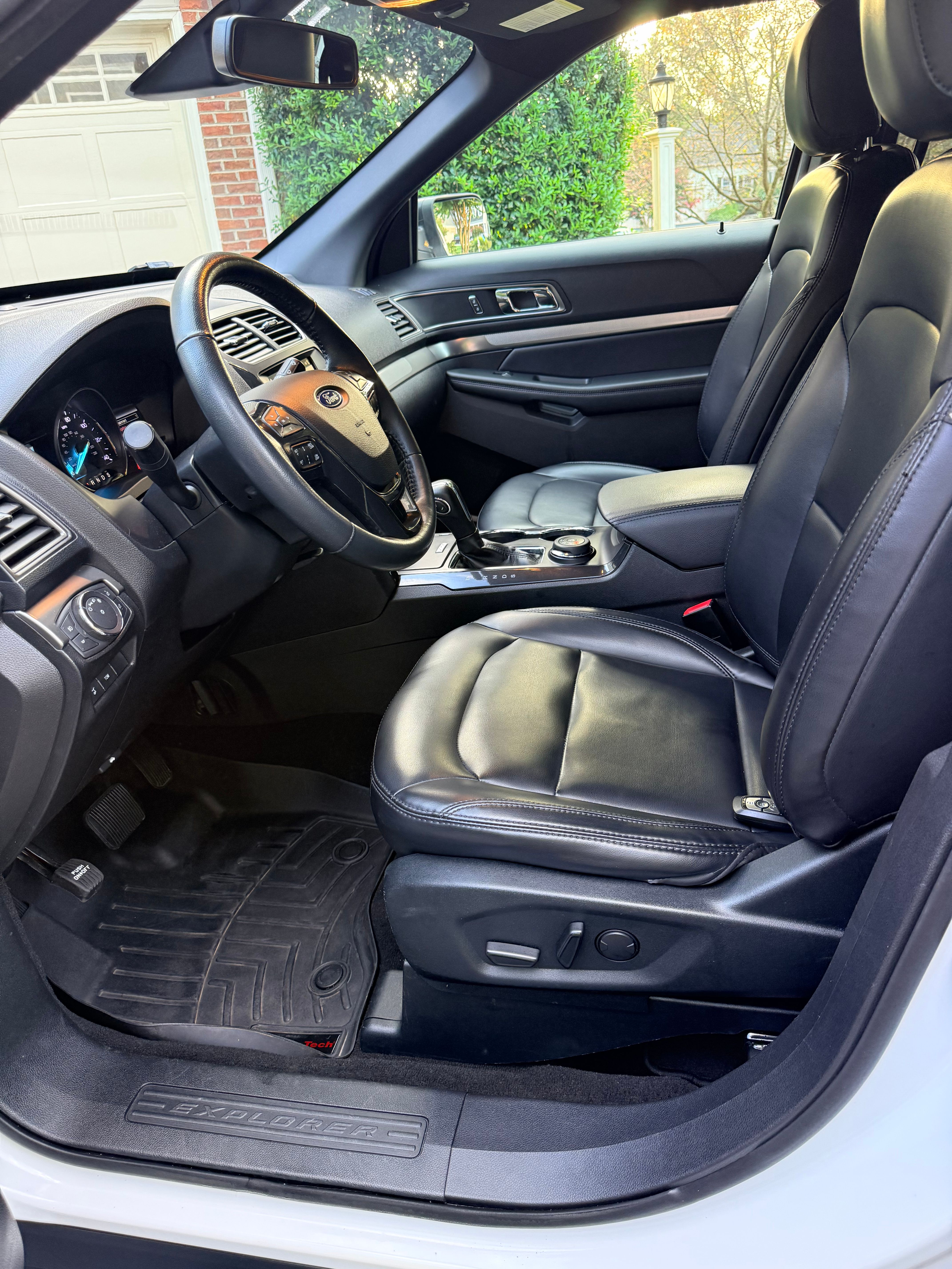 Used 2019 Ford Explorer XLT w/ Equipment Group 202A AWD/4WD image 9