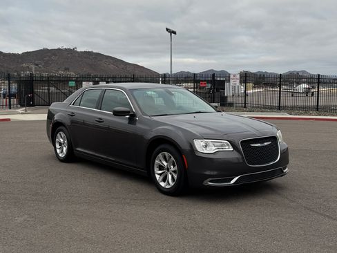 Used 2015 Chrysler 300 Limited RWD image 4