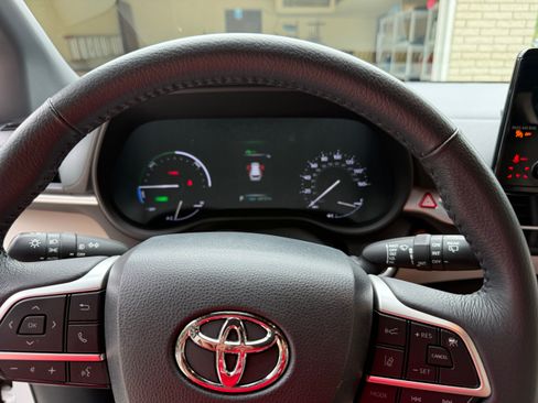 Used 2023 Toyota Sienna XLE AWD/4WD image 12