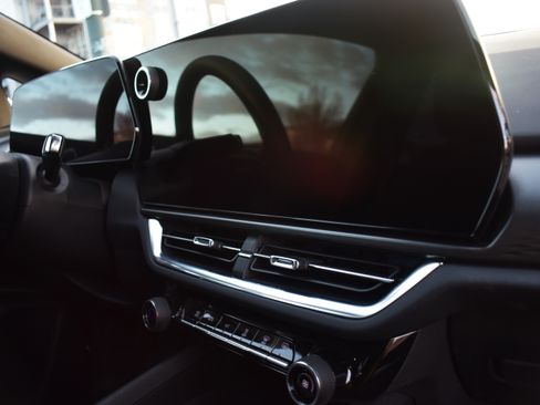 Used 2025 Chevrolet Equinox EV LT image 16