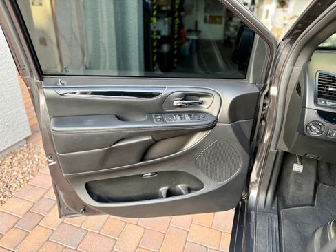 Used 2019 Dodge Grand Caravan SXT w/ Blacktop Package FWD image 13
