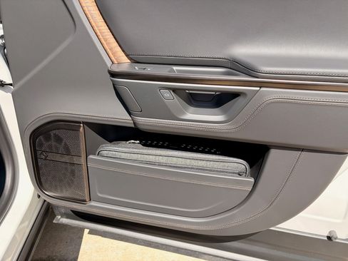 Used 2026 Rivian R1T Premium image 25