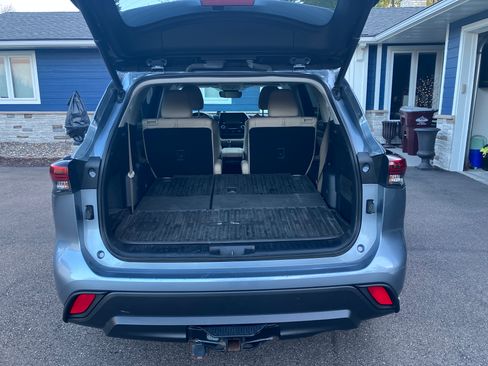 Used 2020 Toyota Highlander XLE image 2