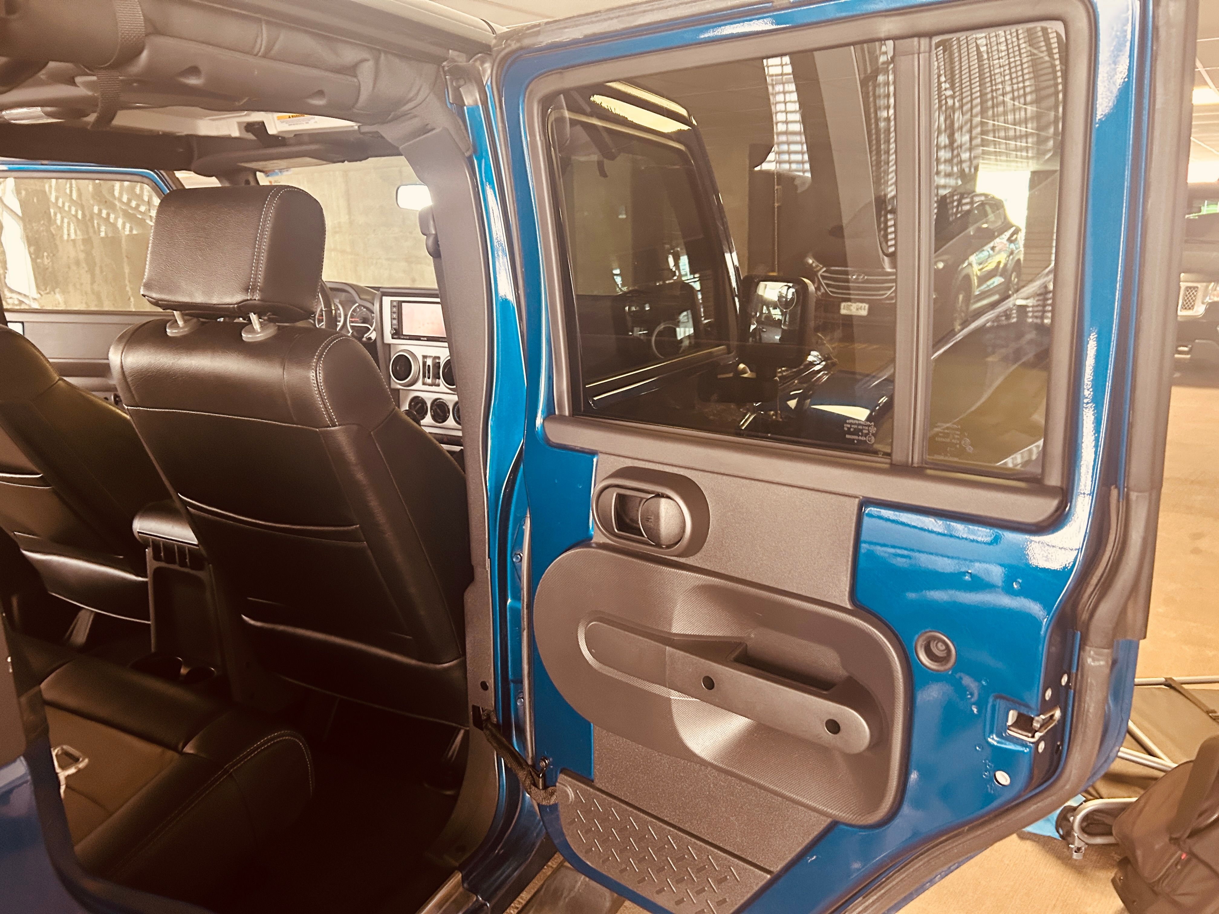 Used 2010 Jeep Wrangler Unlimited Sahara w/ Dual Top Group AWD/4WD image 17