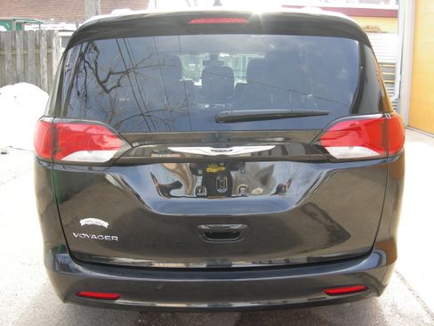 Used 2021 Chrysler Voyager Lxi image 4