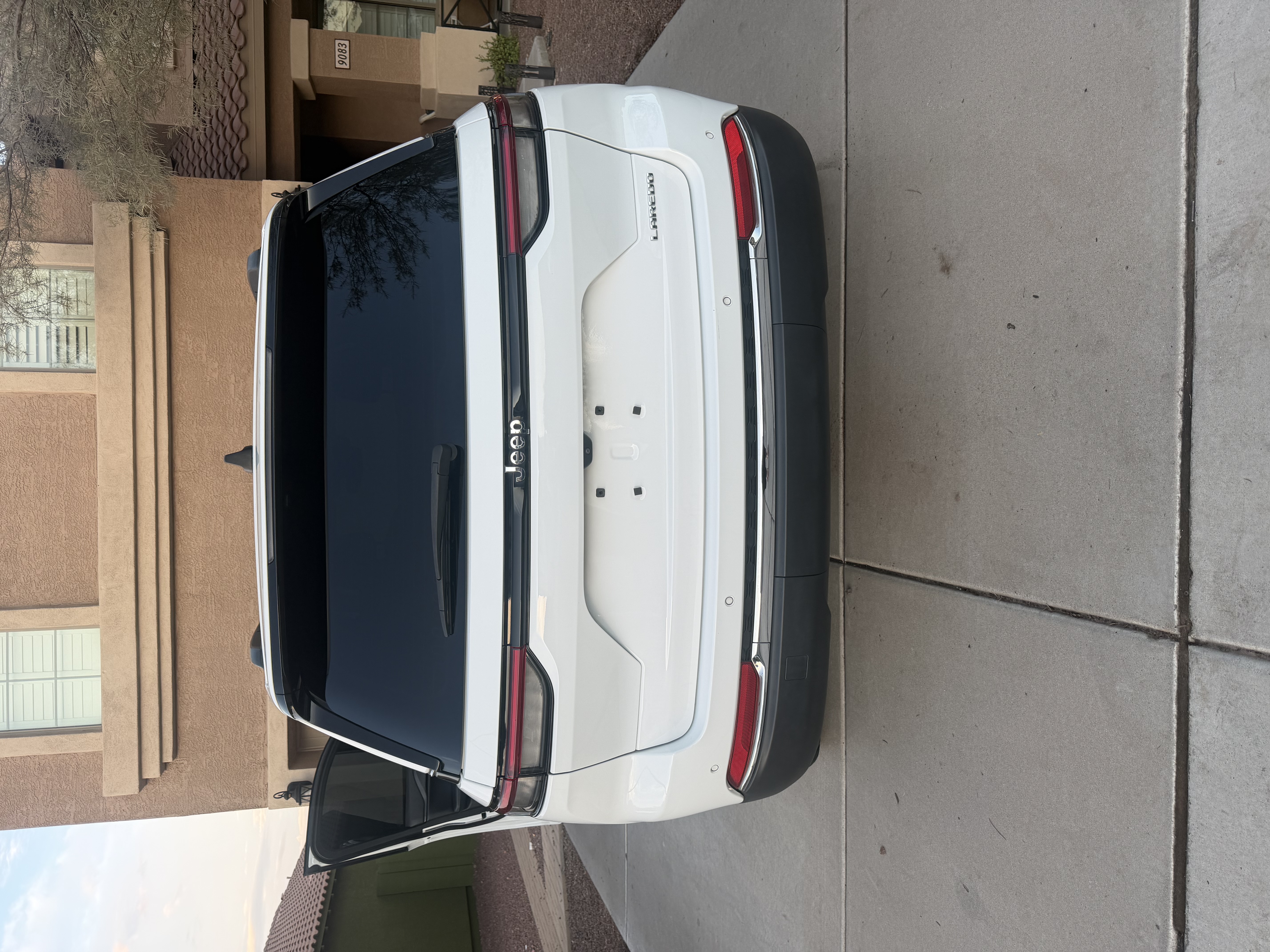 Used 2023 Jeep Grand Cherokee Laredo RWD image 4
