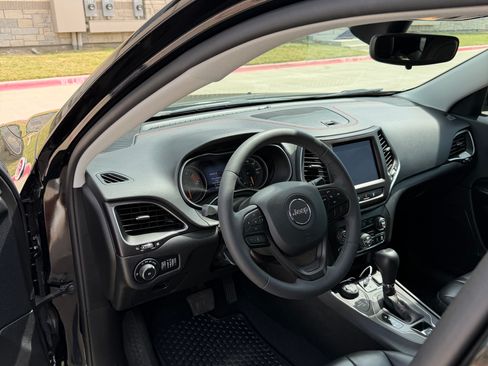 Used 2021 Jeep Cherokee Trailhawk AWD/4WD image 15