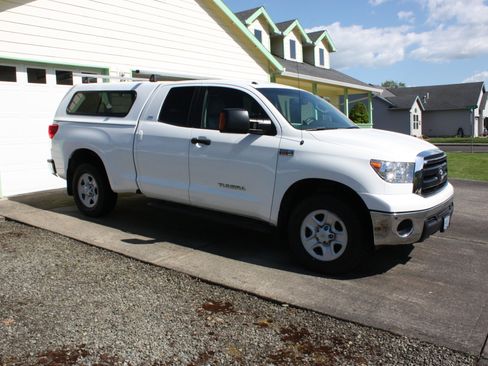 Used 2011 Toyota Tundra 4x4 Double Cab w/ SR5 Pkg image 5