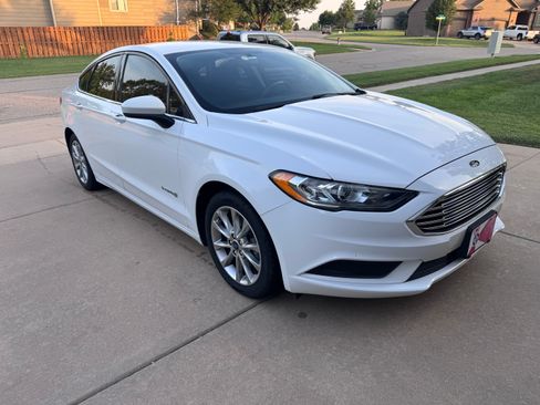 Used 2017 Ford Fusion SE FWD image 1
