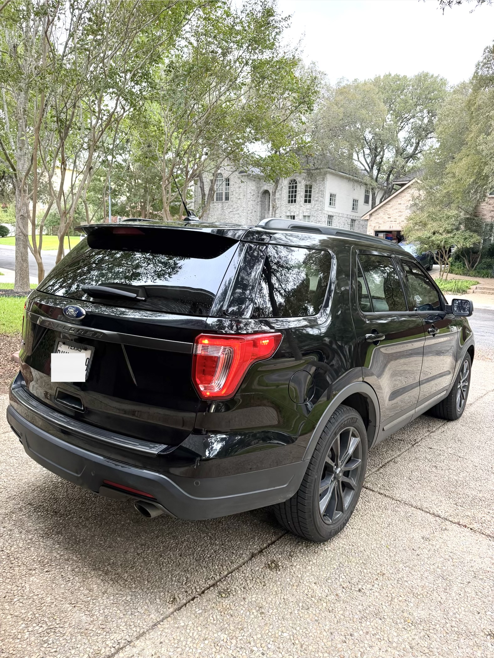 Used 2018 Ford Explorer XLT w/ Equipment Group 202A FWD image 8