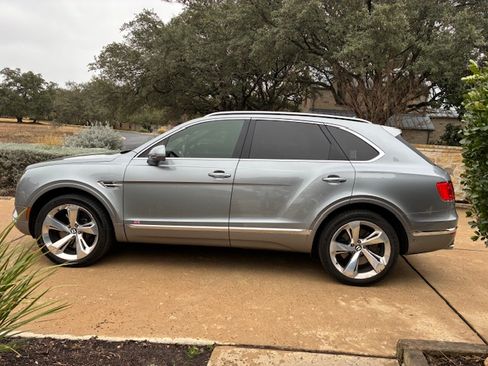 Used 2018 Bentley Bentayga Onyx Edition image 2