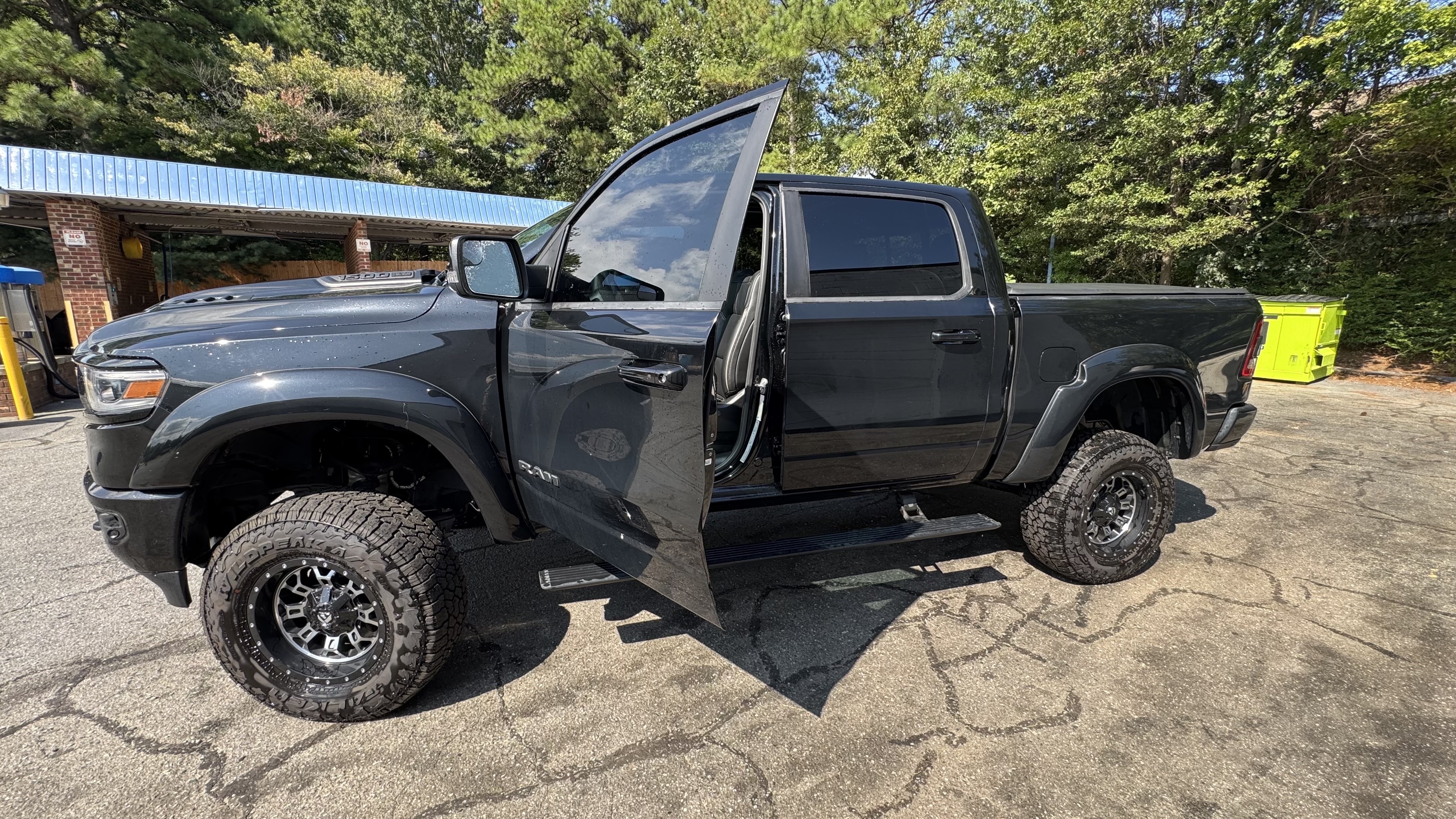 Used 2020 RAM 1500 Limited w/ Black Appearance Package AWD/4WD image 5