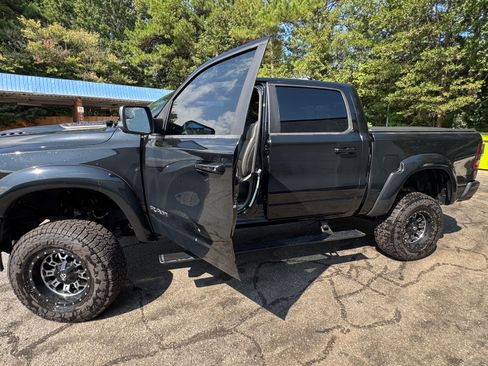 Used 2020 RAM 1500 Limited w/ Black Appearance Package AWD/4WD image 4