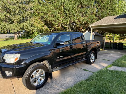 Used 2015 Toyota Tacoma 4x4 Double Cab w/ TRD Sport Package image 2
