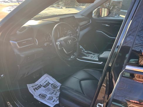 Used 2022 Toyota Highlander XLE image 6