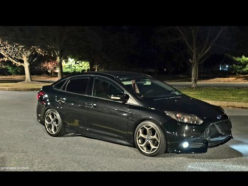 Used 2014 Ford Focus SE w/ SE Winter Package image 5