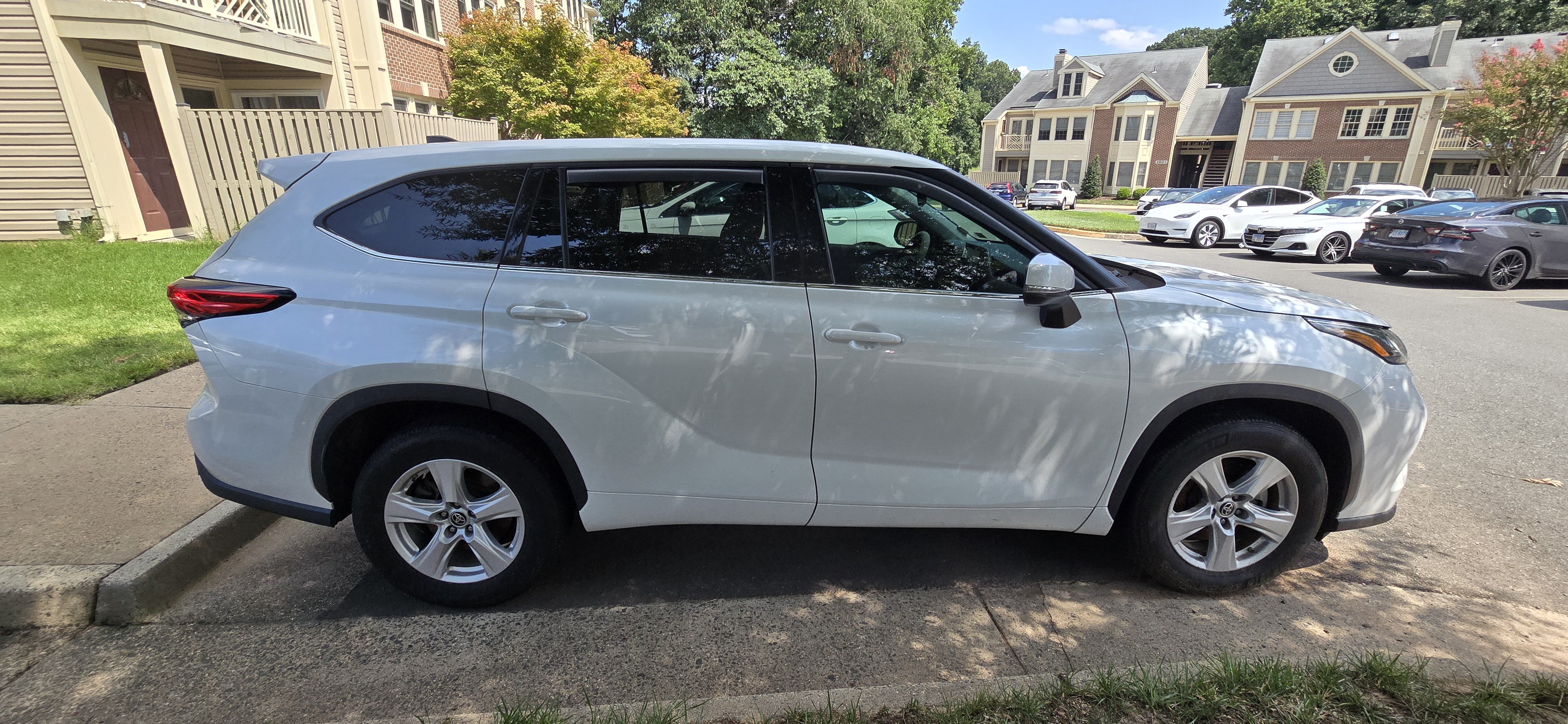 Used 2022 Toyota Highlander LE FWD image 5