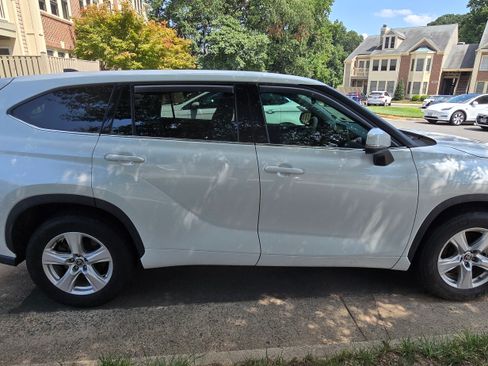 Used 2022 Toyota Highlander LE FWD image 5