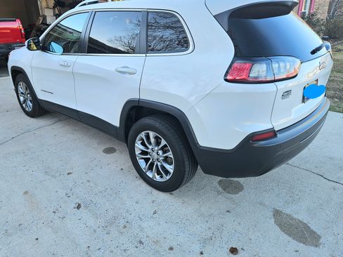 Used 2019 Jeep Cherokee Latitude Plus w/ Comfort/Convenience Group image 6