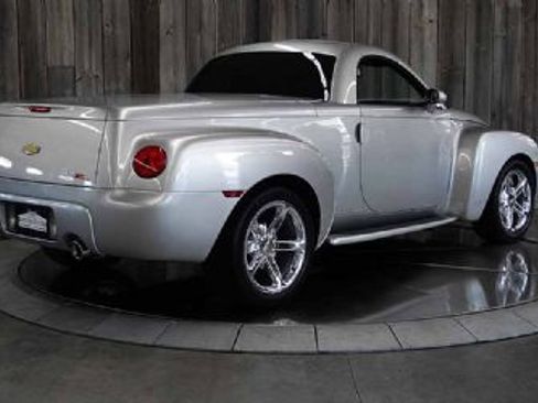 Used 2005 Chevrolet SSR w/ Preferred Equipment Group image 5