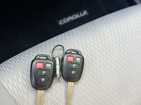 Used 2014 Toyota Corolla LE FWD image 2
